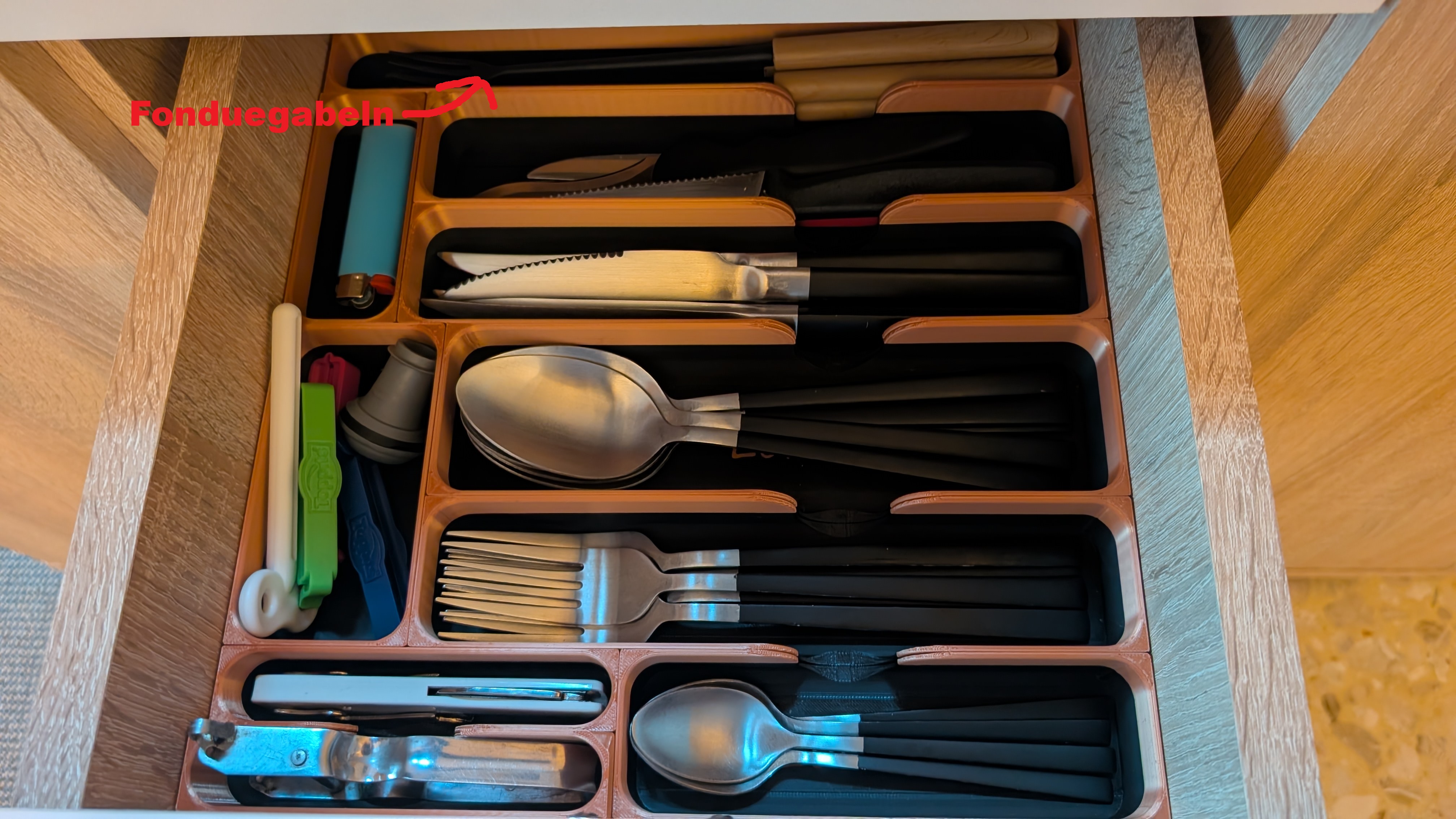 Markierte Fonduegabeln in der Besteckschublade