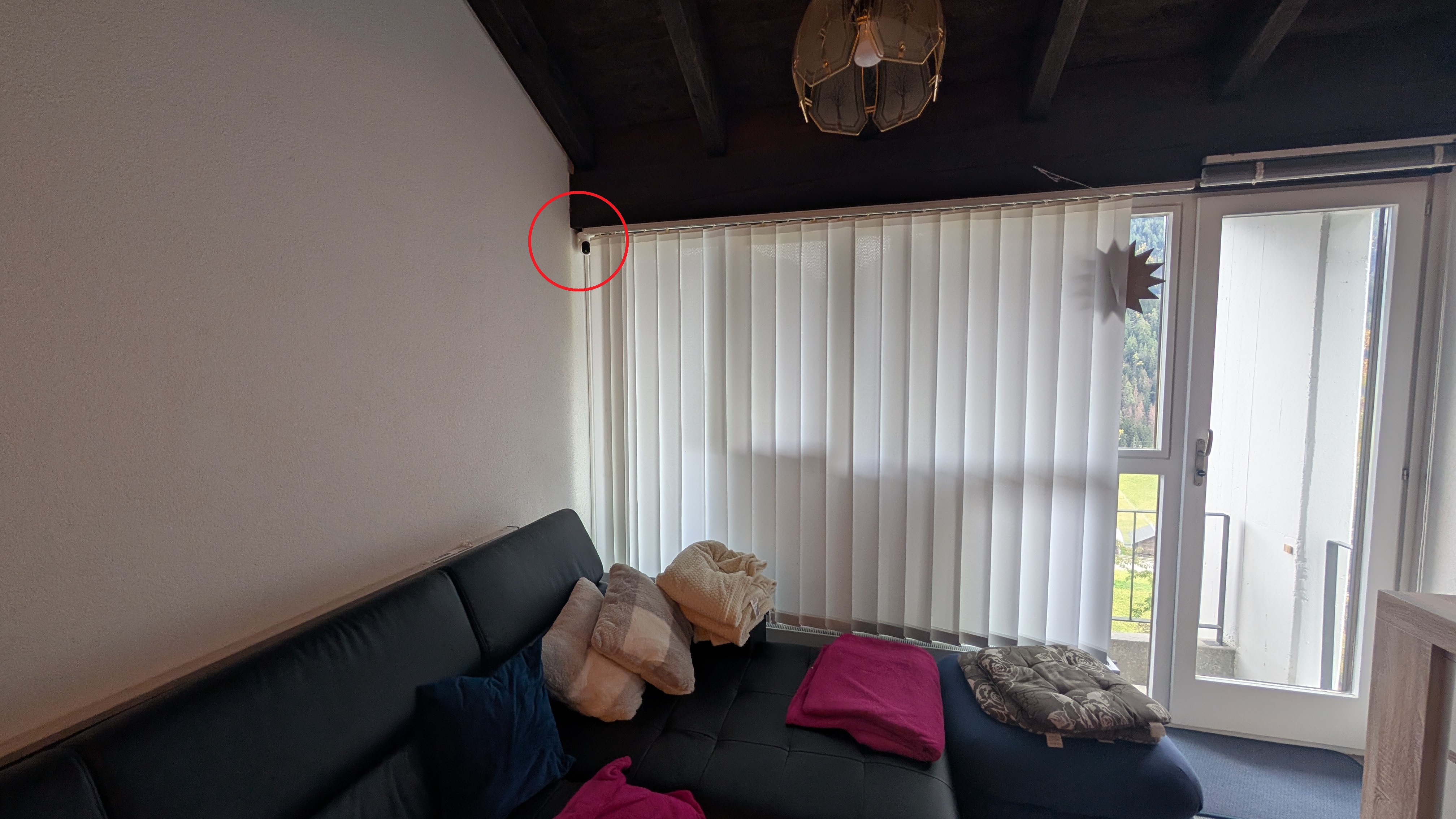Kamera im Wohnzimmer und richtige Position der Vorhangfäden